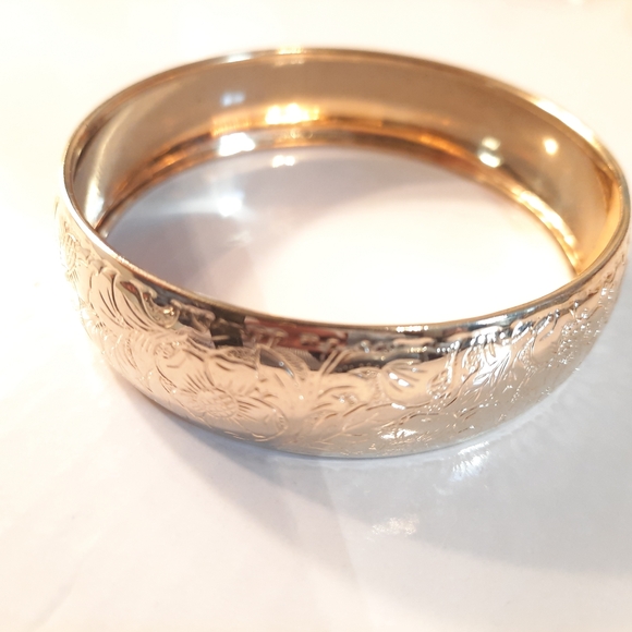 Jewelry - Elegant Gold Floral Bangle Bracelet